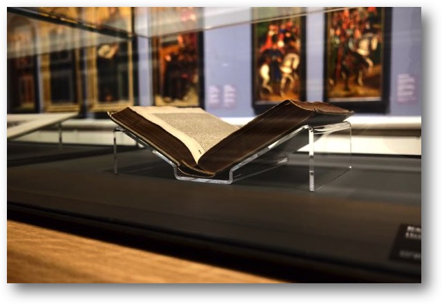 boekenwieg in plexiglas op de Van Eyck tentoonstelling te Gent